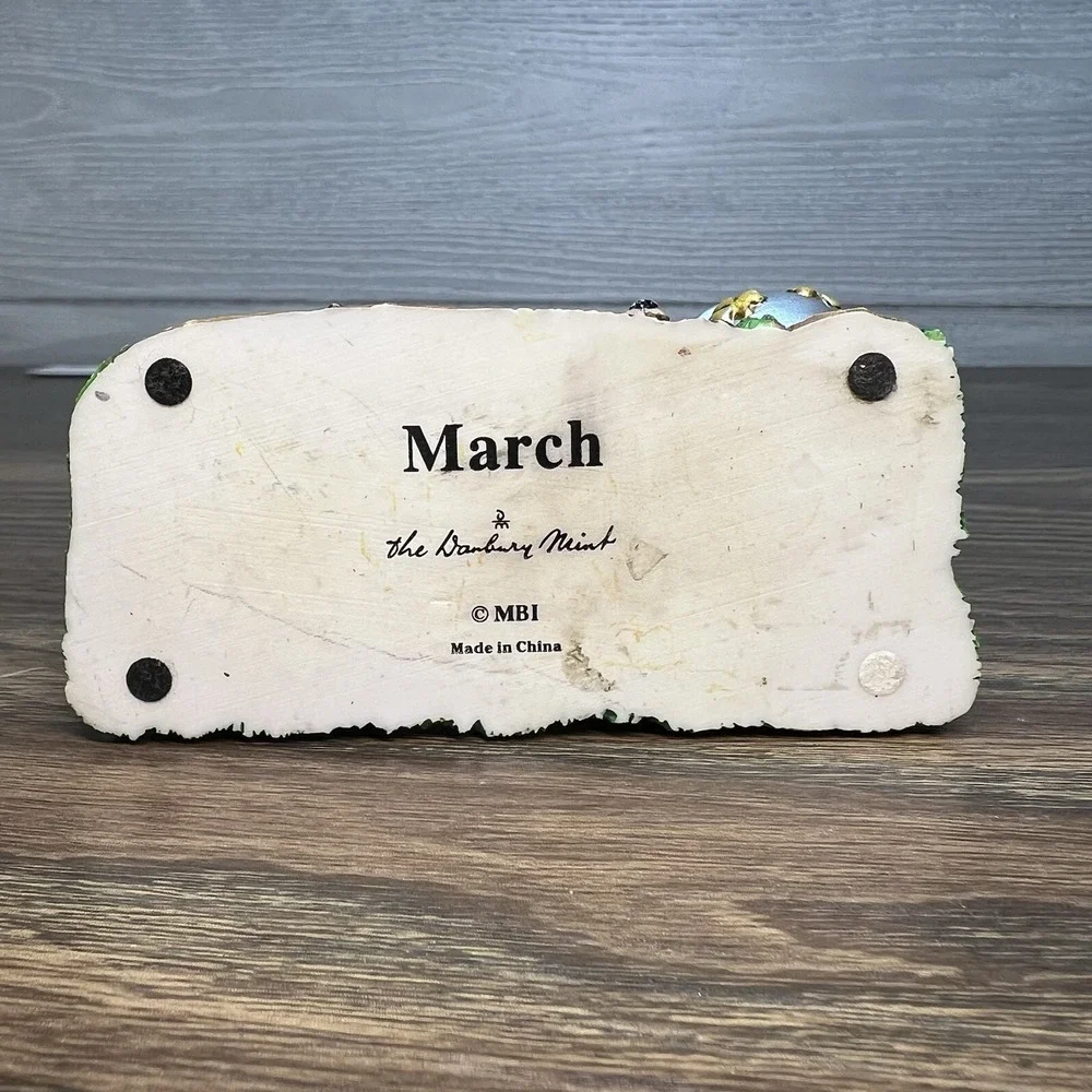 Danbury Mint March Golden Retriever Calendar Dog Figurine Rainbow Pot‎ of Gold